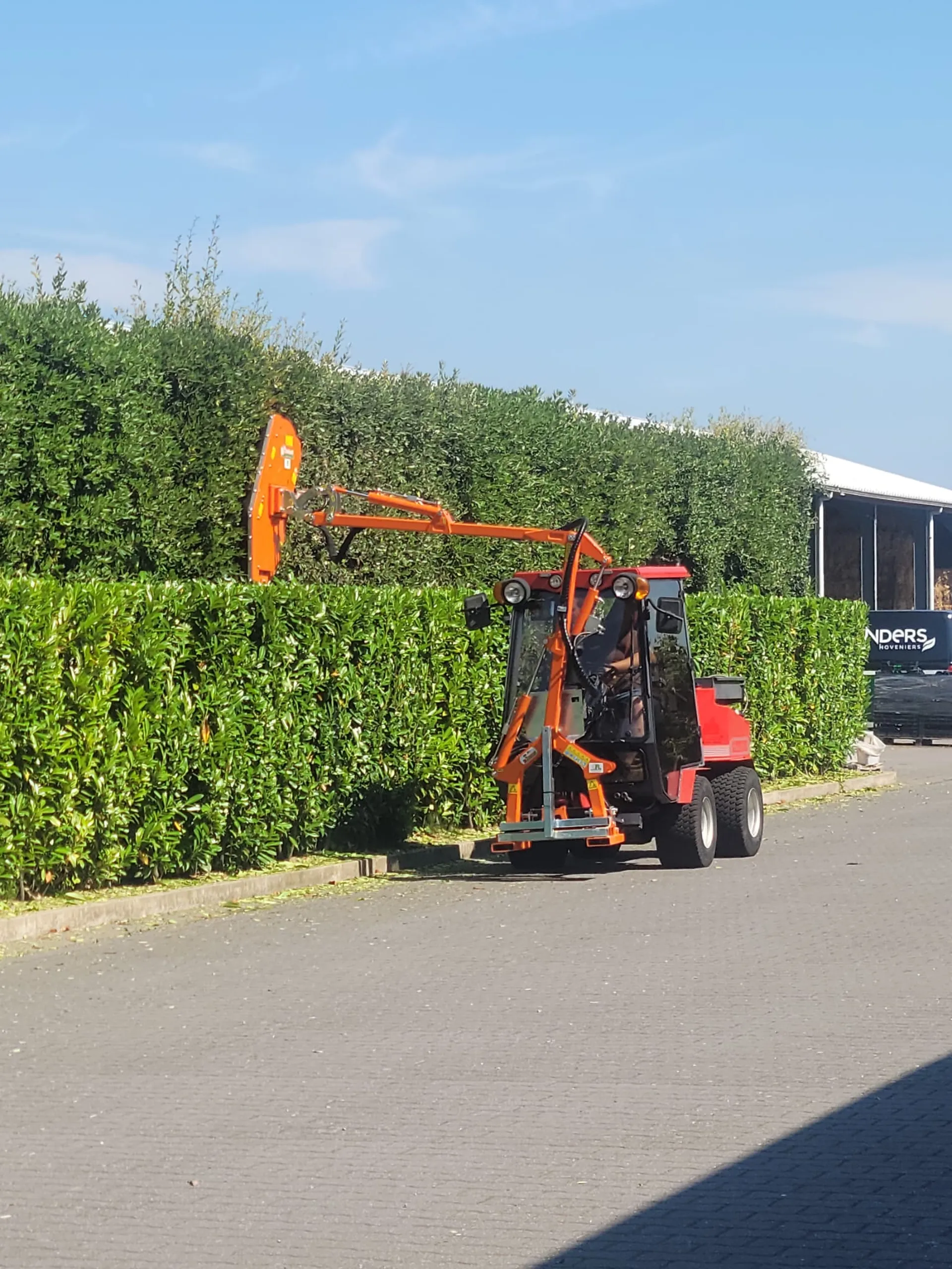 Machinaal heggen snoeien